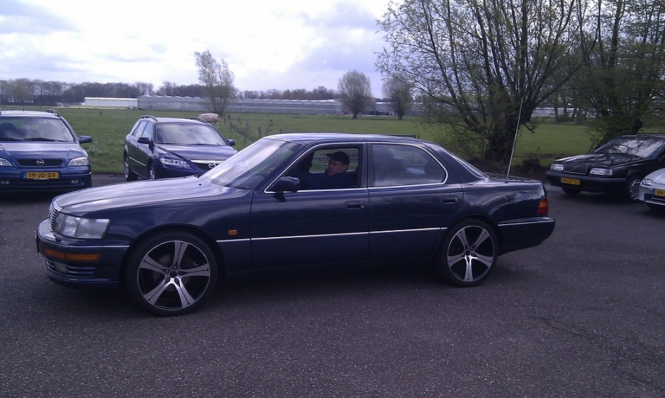 lexus%20ls400b.jpg