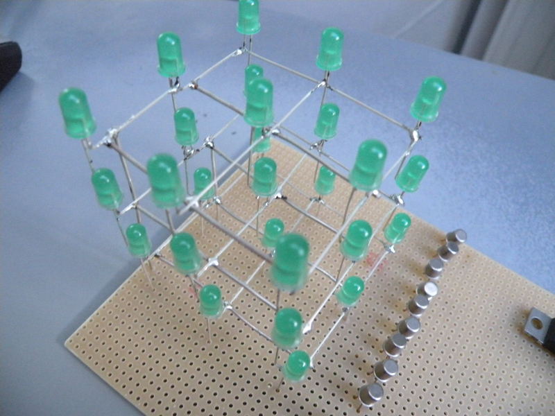 http://www.uploadarchief.net/files/download/led%20cube%20moitzie.jpg